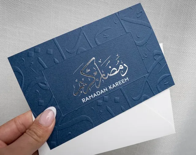 بطاقة كحلية بتخريم بارز وفويل لتهنئة رمضان